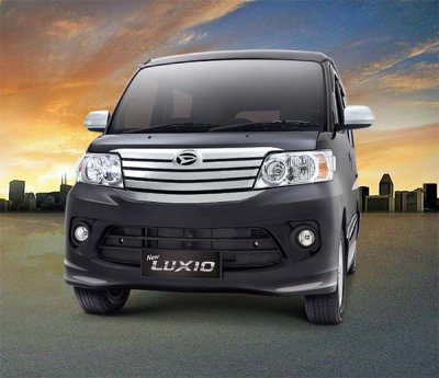Warna Midnight Black Metallic Daihatsu New Luxio Solo